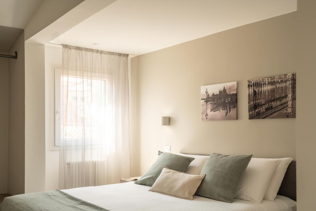 Sant'Aponal Cozy Apartment With Balcony R&R เวนิส ภายนอก รูปภาพ