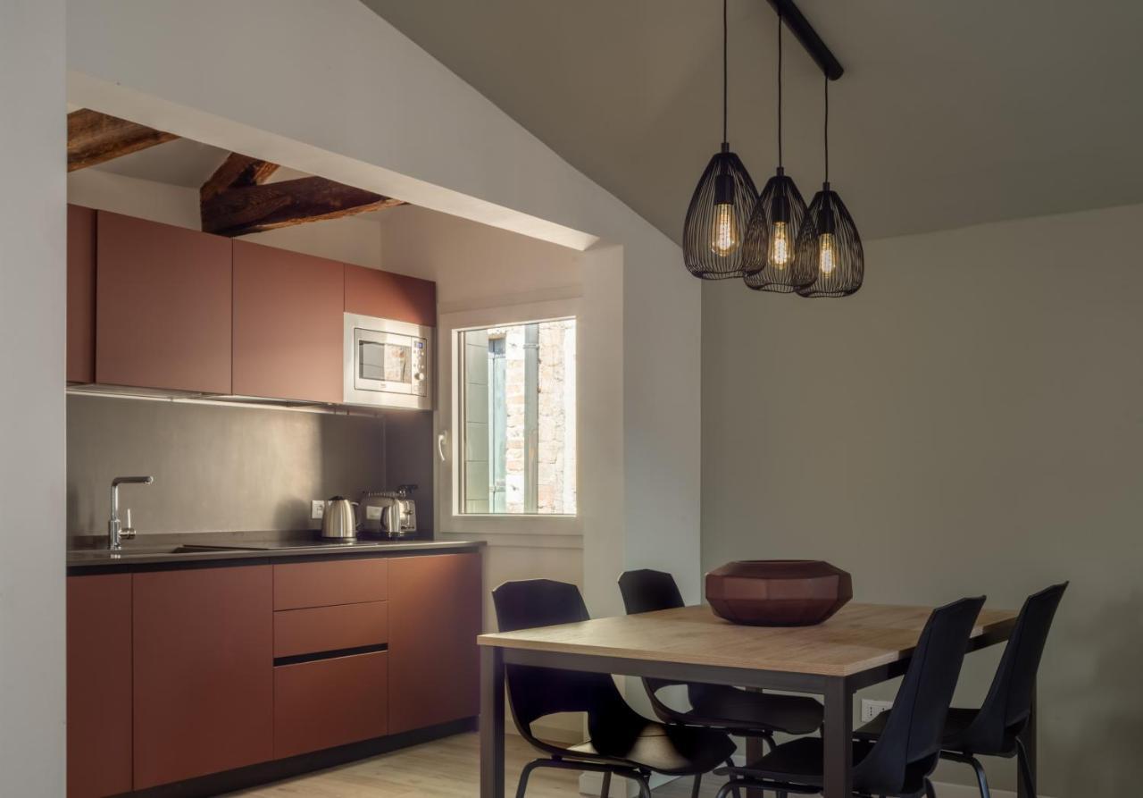 Sant'Aponal Cozy Apartment With Balcony R&R เวนิส ภายนอก รูปภาพ