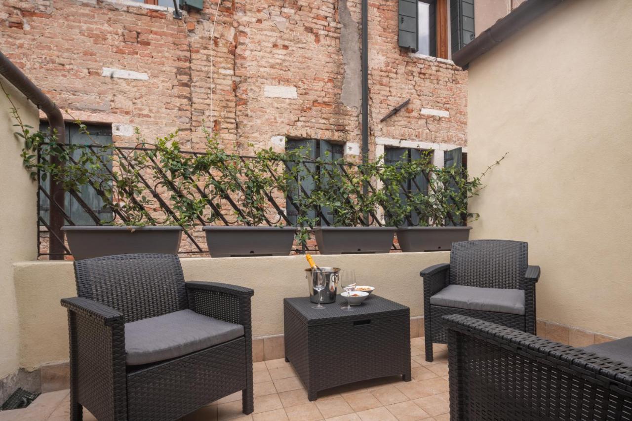 Sant'Aponal Cozy Apartment With Balcony R&R เวนิส ภายนอก รูปภาพ