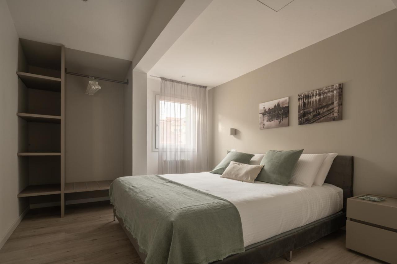 Sant'Aponal Cozy Apartment With Balcony R&R เวนิส ภายนอก รูปภาพ