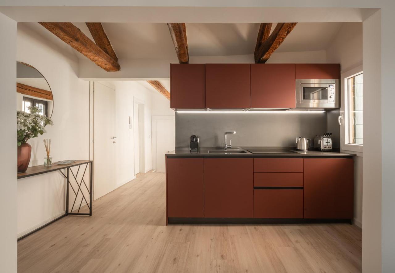 Sant'Aponal Cozy Apartment With Balcony R&R เวนิส ภายนอก รูปภาพ