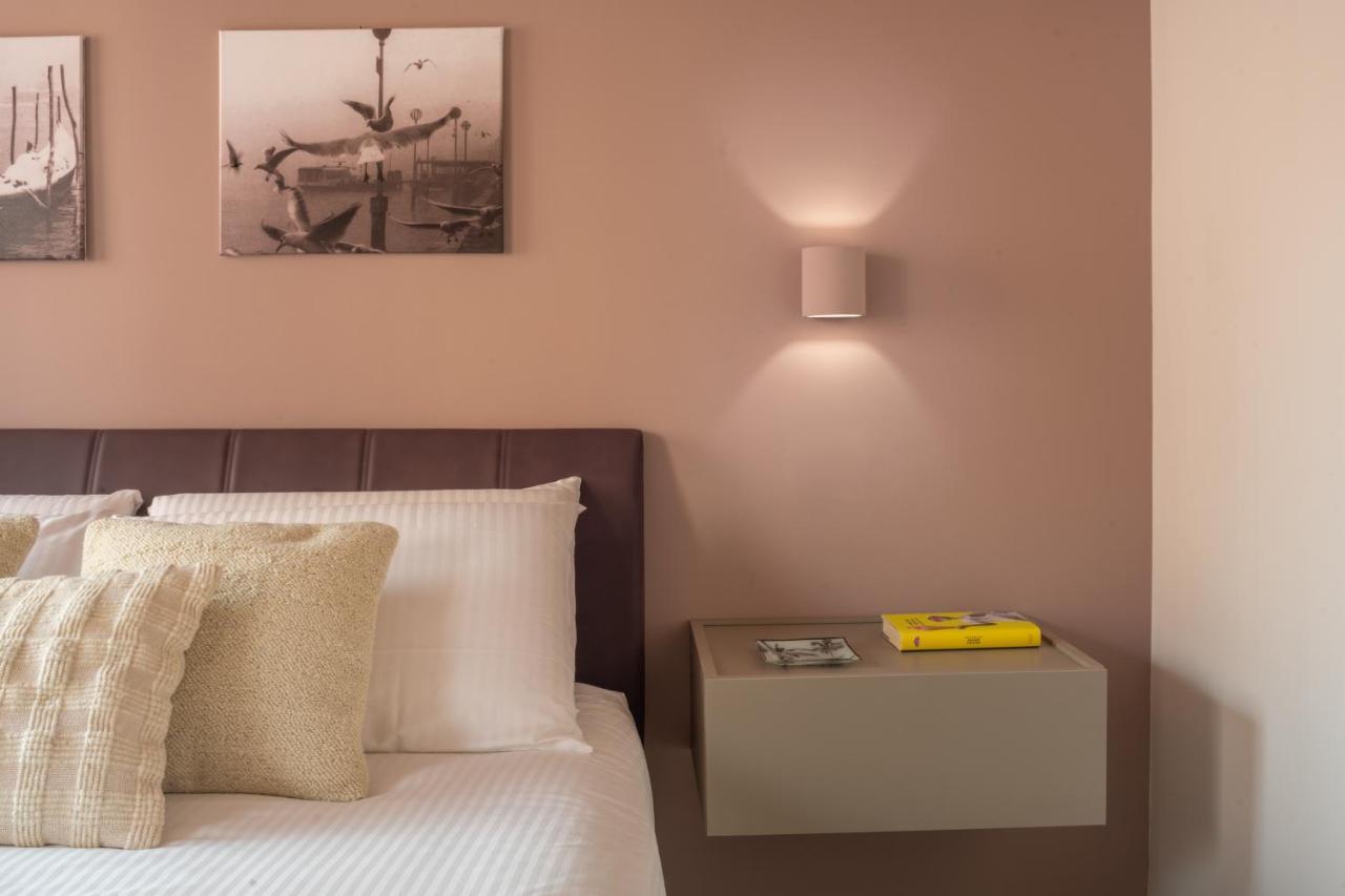 Sant'Aponal Cozy Apartment With Balcony R&R เวนิส ภายนอก รูปภาพ